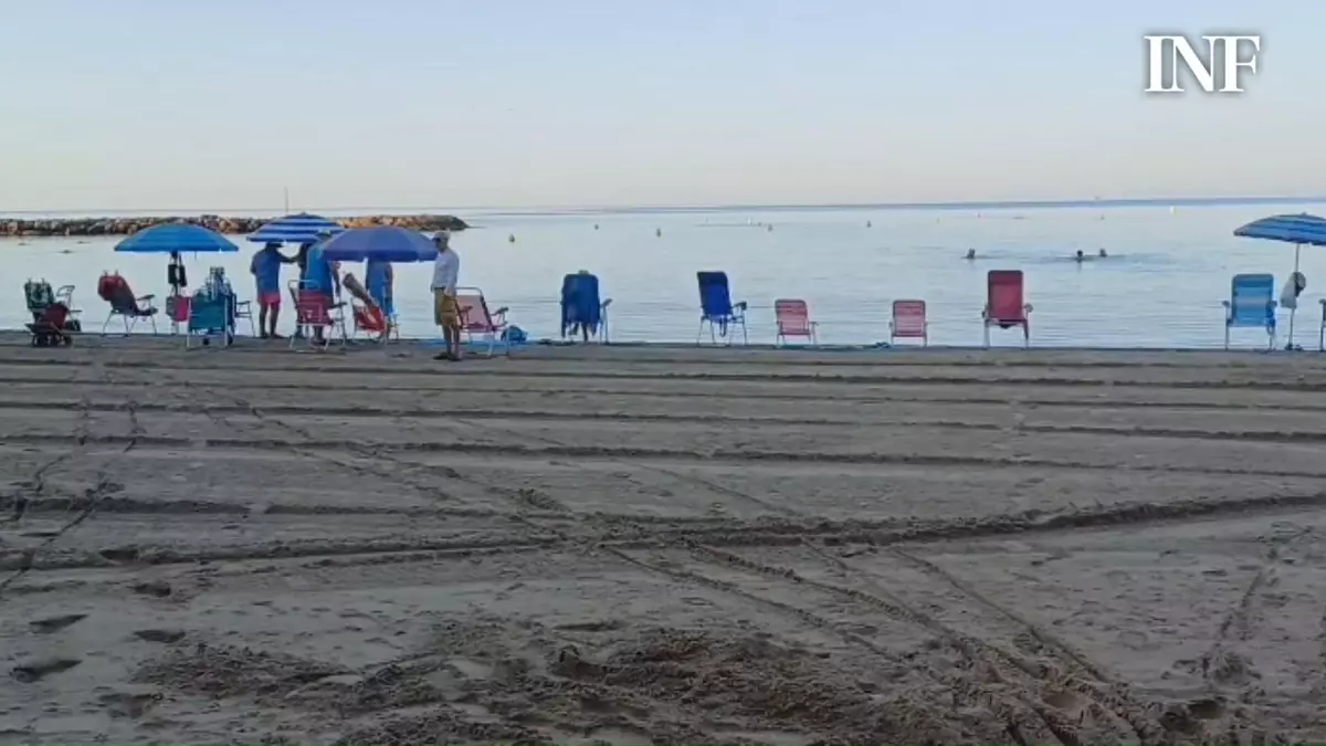 Sombrillas al alba: la peculiar “carrera” por conquistar un sitio en las playas de Torrevieja