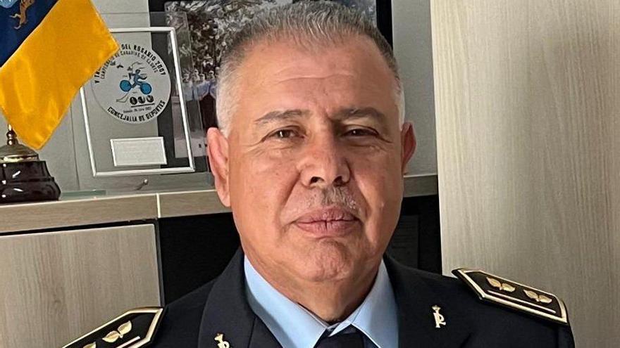 El inspector jefe de la Policía Local de Puerto del Rosario, Pedro Gordillo, con su último uniforme oficial en las dependencias policiales.