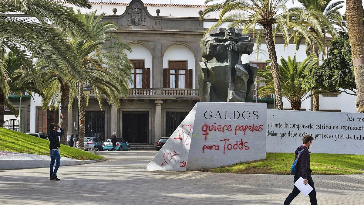 Pintadas sobre el monumento al escritor Benito Pérez Galdós, inaugurado el 4 de enero de 1970 con motivo del 50 aniversario de su fallecimiento, ayer.