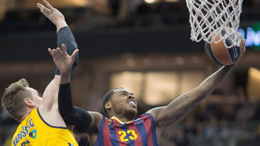 El jugador Leon Radosevic (i) y Deshaun Thomas, durante el partido