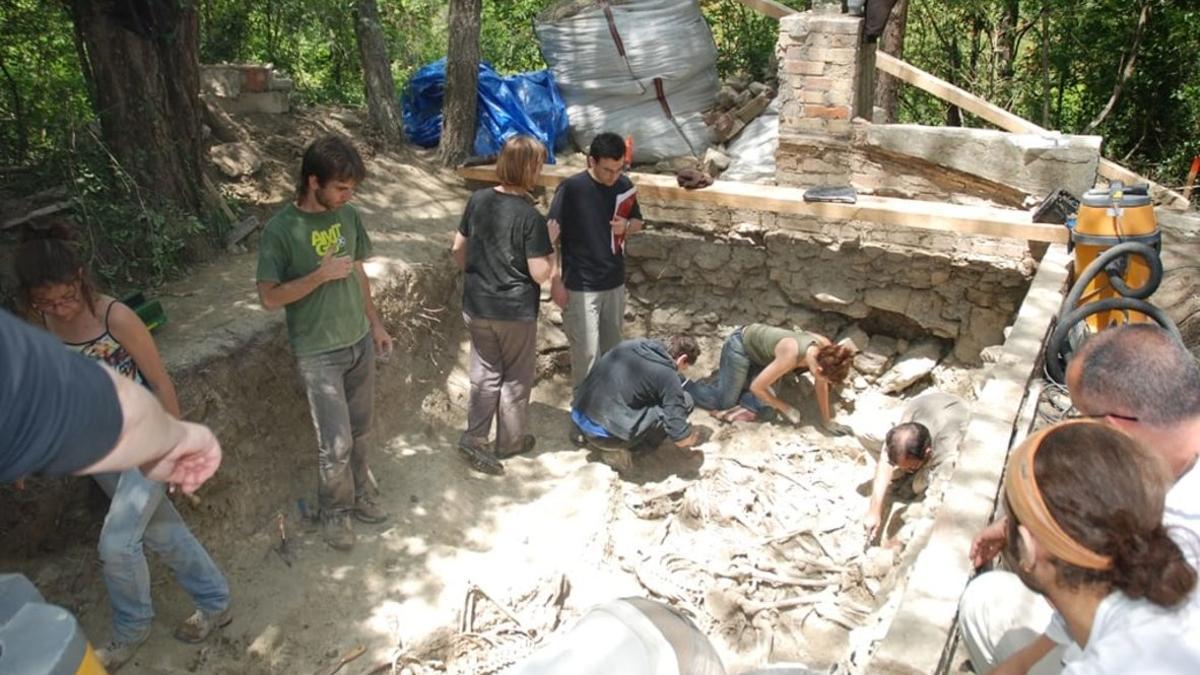 Trabajos de excavación en la fosa común de Gurb, efectuados en 2008 por un equipo de invesigadores coordinado por la Universitat Autònoma de Barcelona (UAB)