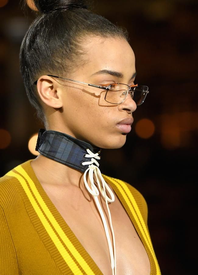 Máscara de pestañas naranja en el desfile de Fenty X Puma