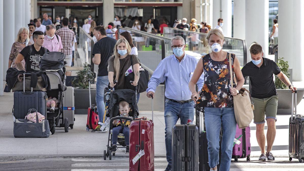 Turistas a su llegada al aeropuerto de Palma.