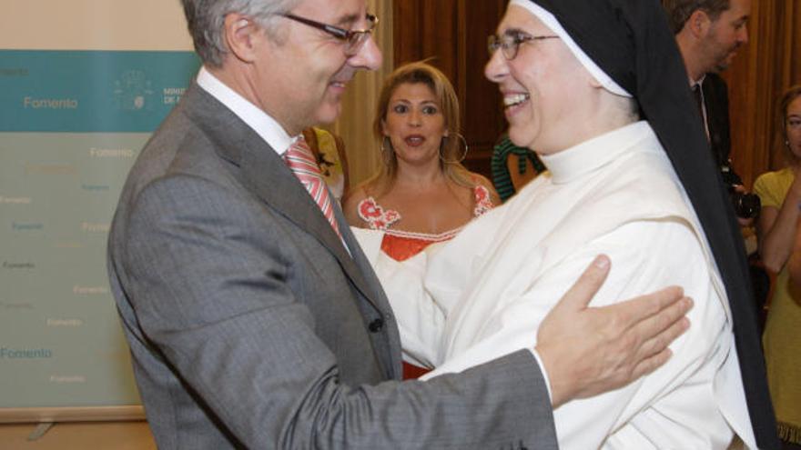 El ministro de Fomento José Blanco y la priora sor Lola se saludan en el acto de la firma del acuerdo