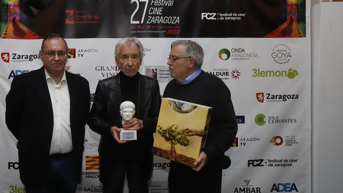 José Sacristán ha recibido un premio del Festival de Cine de las manos de su director, José Luis Anchelergues.