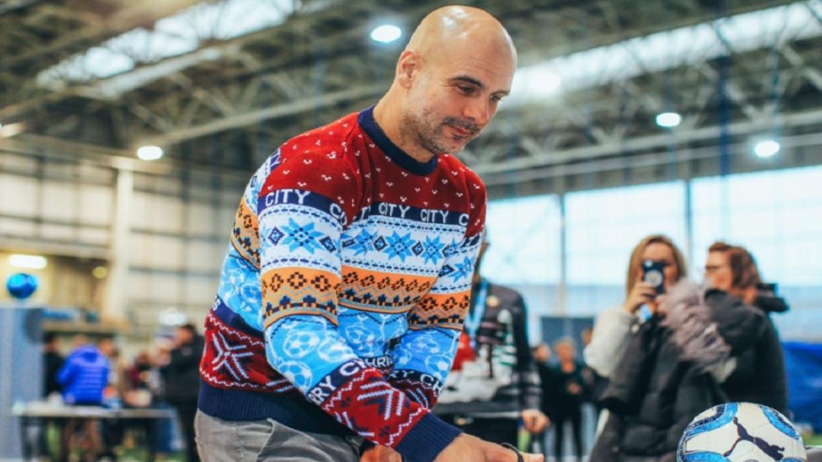 Pep Guardiola se viste de Navidad para repartir regalos