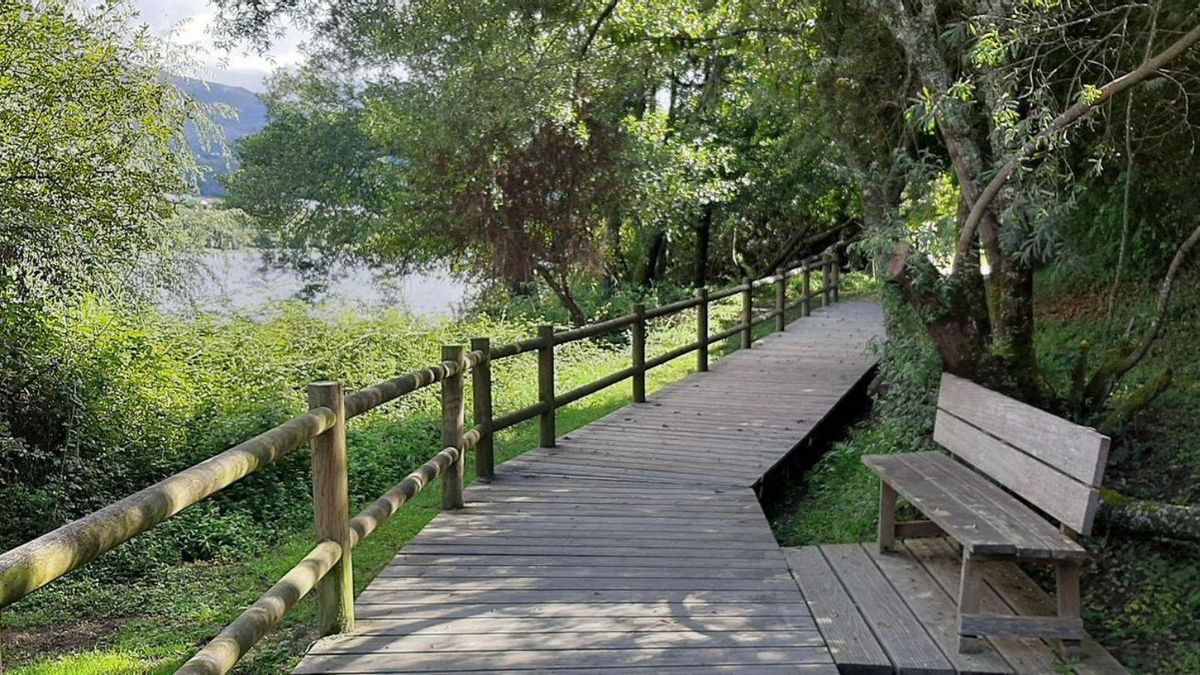 Uno de los senderon existentes en Tomiño, la senda del río Miño.