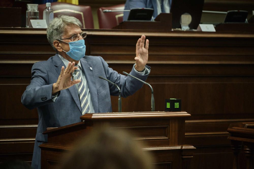 Pleno en el Parlamento de Canarias