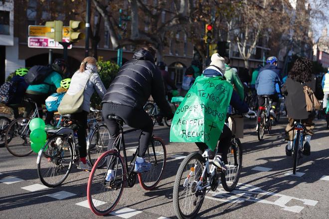 'Bicifestación' en el segundo día de huelga educativa en Aragón.