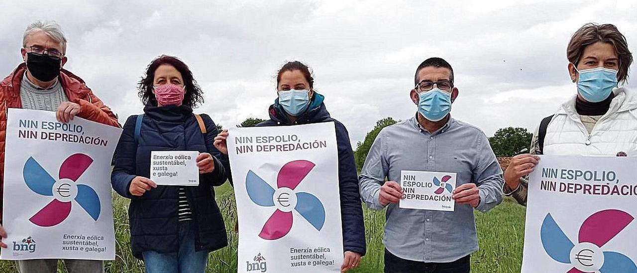 Representantes del BNG en Dozón, Silleda, Lalín y Cruces, con el material contra los megaparques.