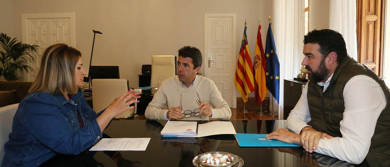 El presidente de la Diputación, Carlos Mazón, se ha reunido con el director del Patronato Costa Blanca, José Mancebo, y la secretaria general de Hosbec, Nuria Montes.