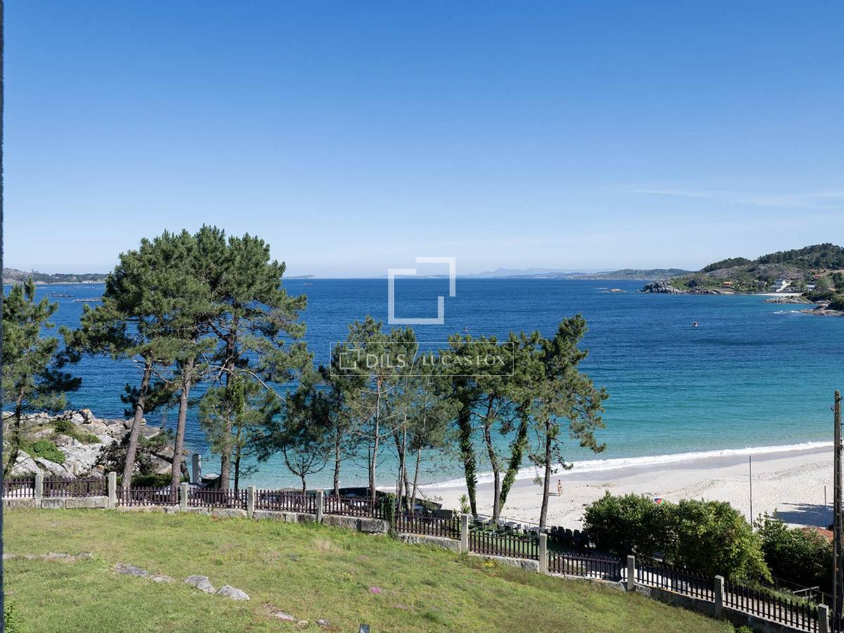 Así es el chalé a la venta que se situá a unos metros de una de las calas más hermosas de Cangas