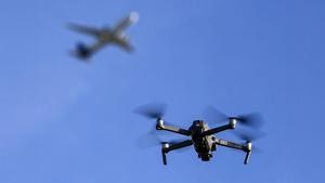 Un dron sota un avió a prop de l’aeroport de Leipzig.  | JAN WOITAS / EUROPA PRESS