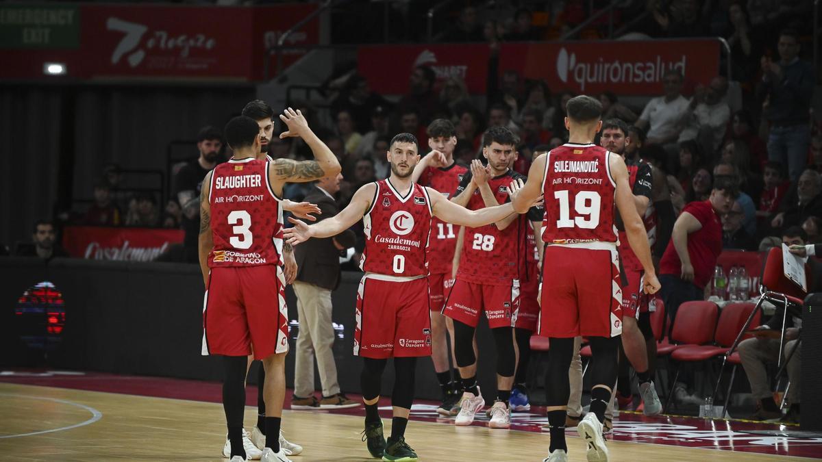 Slaughter y Sulejmanovic chocan con Spìssu tras una acción frente al Tenerife.