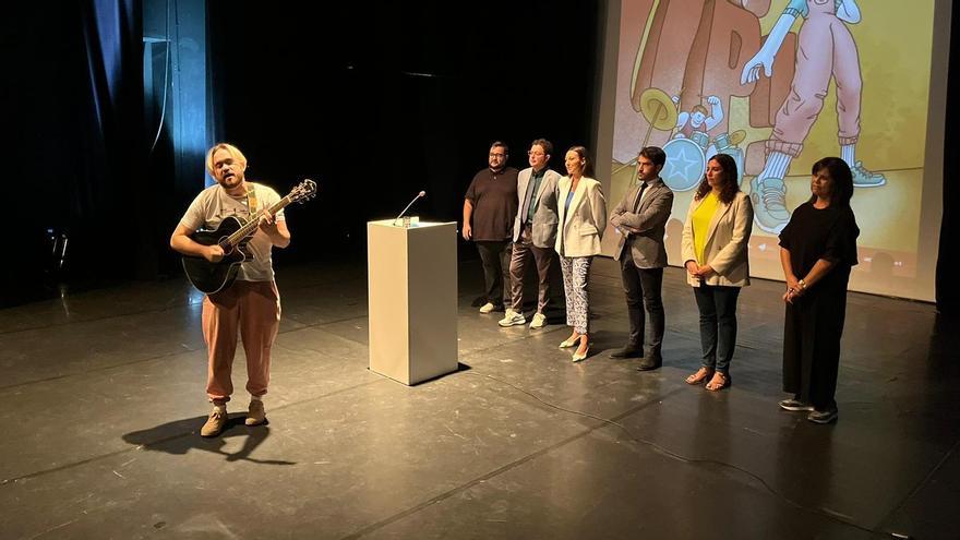 Bruno Laencina toca durante  la presentación.