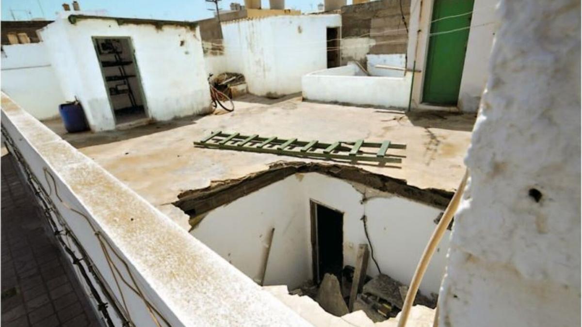 Boquete en una vivienda tras el desplome del techo que aplastó a un albañil de 38 años mientras dormía en la noche del 28 de julio de 2009 en la calle Timbayba (Titerroy) de Arrecife.