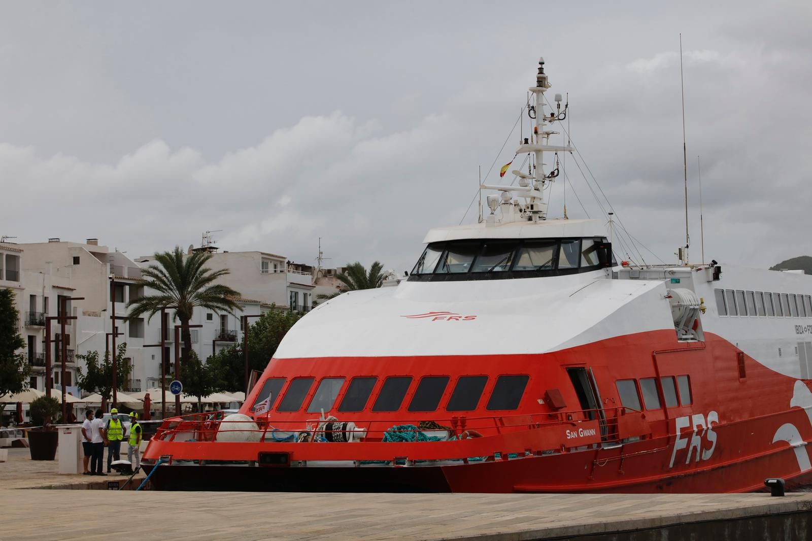 El barco accidentado 'San Gwann' llega al puerto de Ibiza