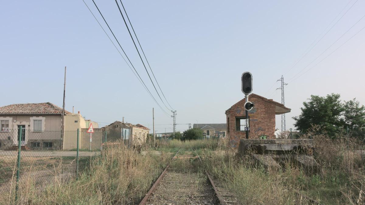 Tramo de la línea Plasencia-Astorga, cubierto por la maleza.