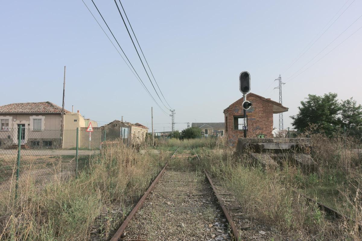 Tramo de la línea Plasencia-Astorga, cubierto por la maleza.