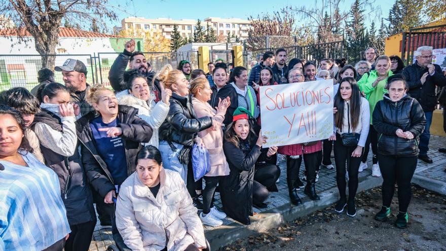 Familias del colegio Manuel Pacheco: &quot;Los niños están en clase con guantes y bufandas&quot;