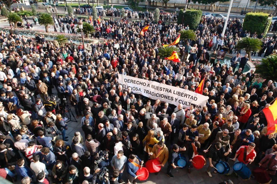 Los cofrades se manifiestan por la Semana Santa tradicional