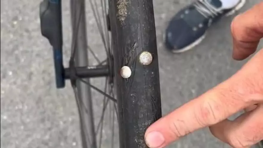 La rueda de Lilian Calmejane llena de clavos tras la segunda etapa del Tour