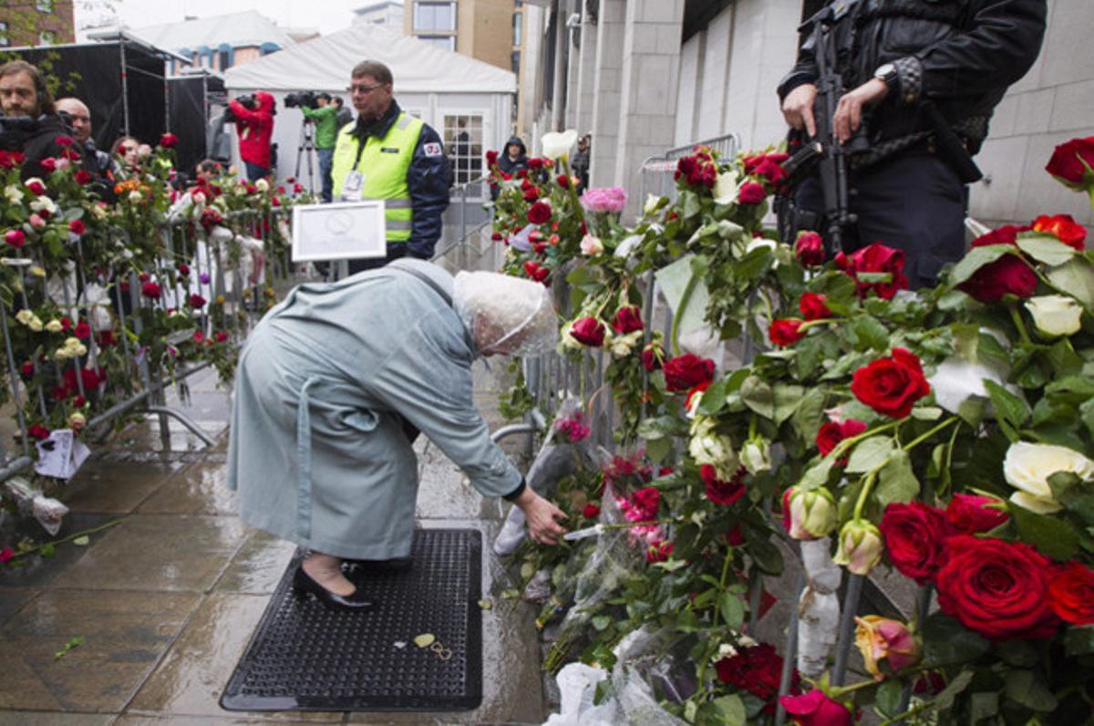 Decenas de miles de personas se reúnen en el centro de Oslo en un acto contra el ultraderechista Anders Behring Breivik, al que por los atentados del pasado julio en los que murieron 77 personas.