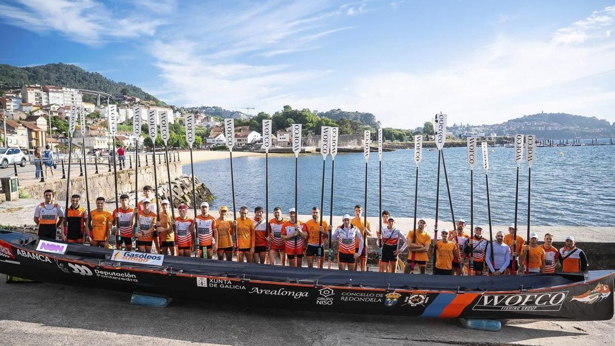 Los remeros de Chapela, ayer antes de comenzar el último entrenamiento de la semana. | PEDRO MINA
