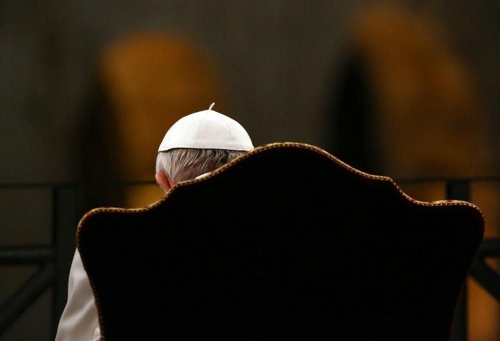 El Papa preside el Via Crucis en el Coliseo romano.