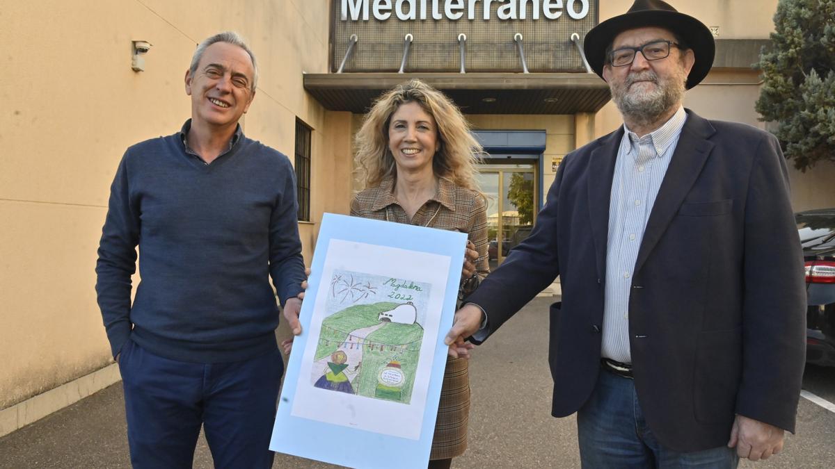 El director de Mediterráneo, José Luis Valencia, y la secretaria y el presidente de la Fundación Salomé Moliner, con la portada del suplemento de la Magdalena.
