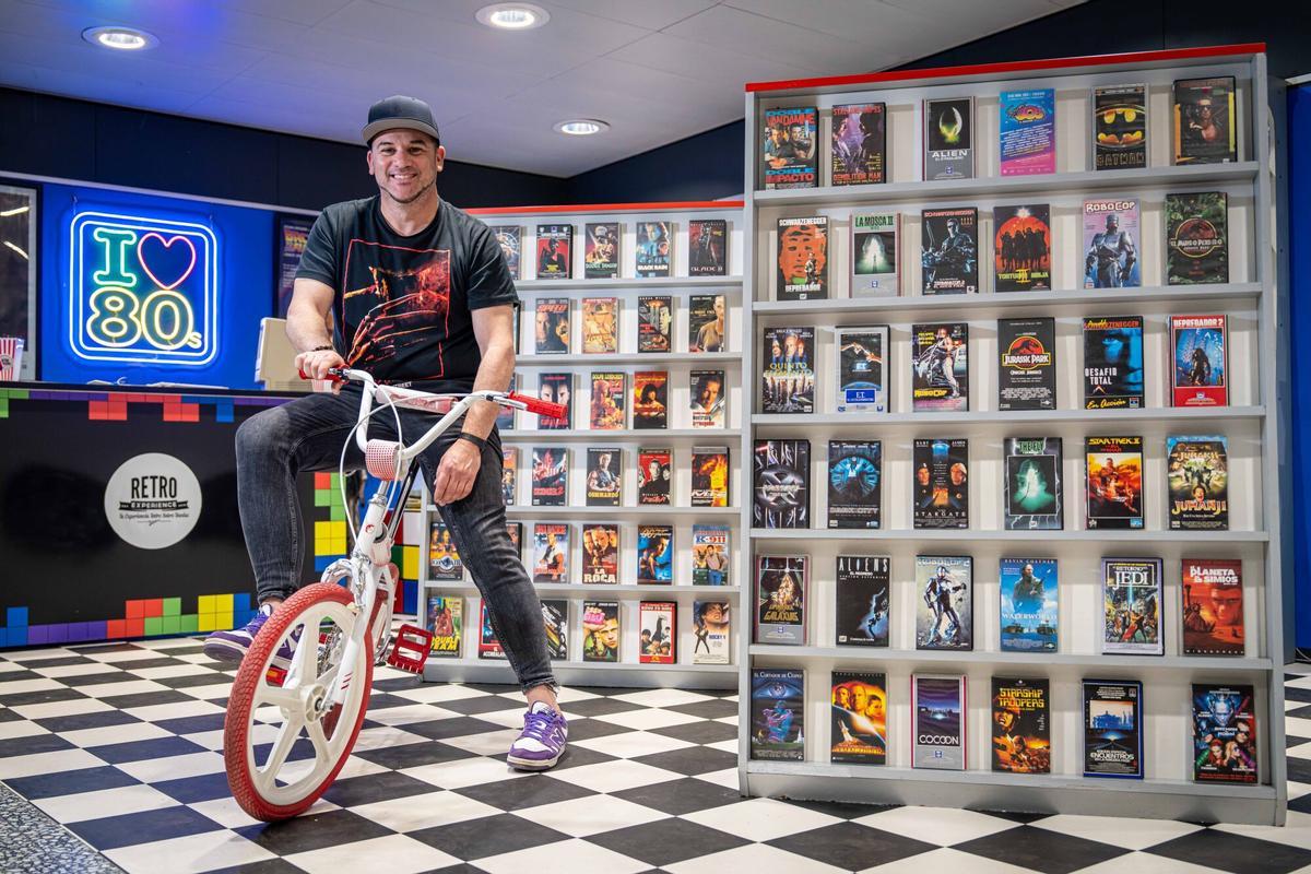 Barcelona, 18/03/2026 On Barcelona. Retro Experience BCN monta un videoclub de los años 80 en el Mercat dels Encants. AUTOR: MANU MITRU