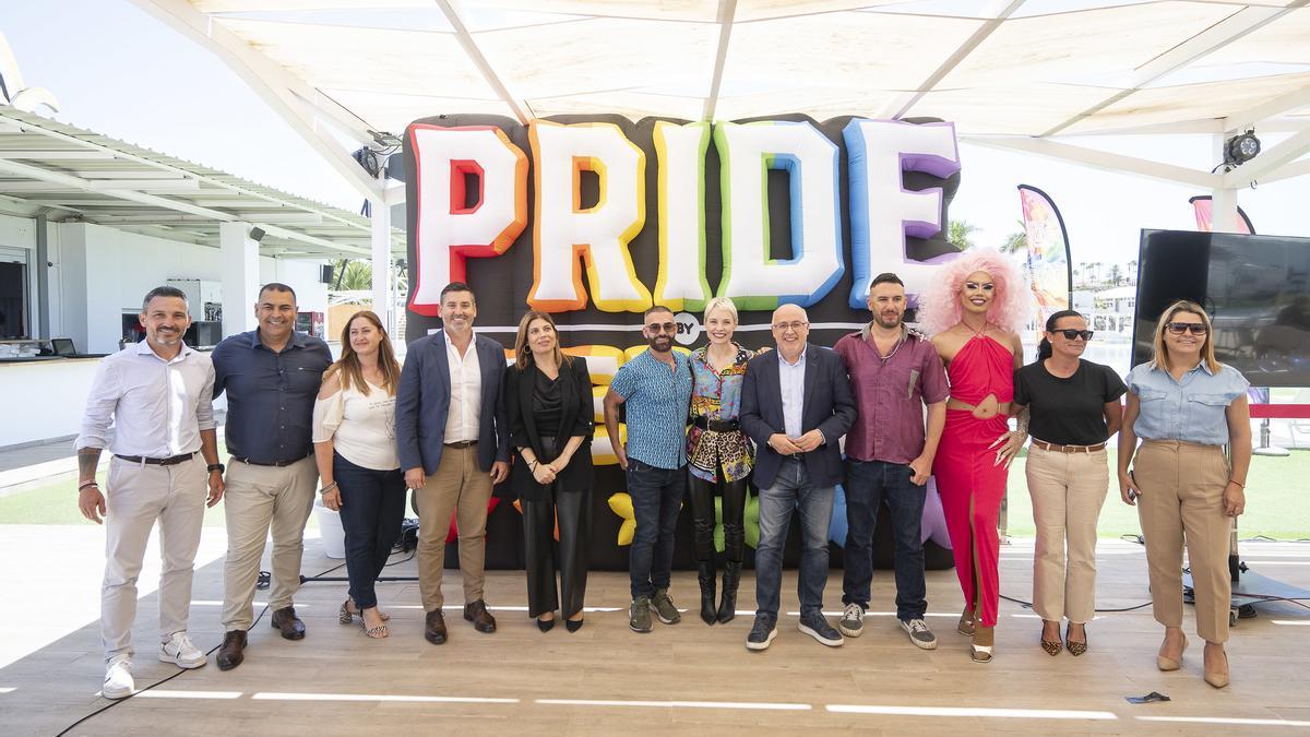 Por la izquierda, Ruymán Cardoso, Alexis Moreno, Eva Pascual, Alejandro Marichal, Francisca González, Fernnado Ilarduya, Soraya Arnelas, Antonio Morales, Ismael Lozano, Isabella, Esther Delgado y Araceli Armas.