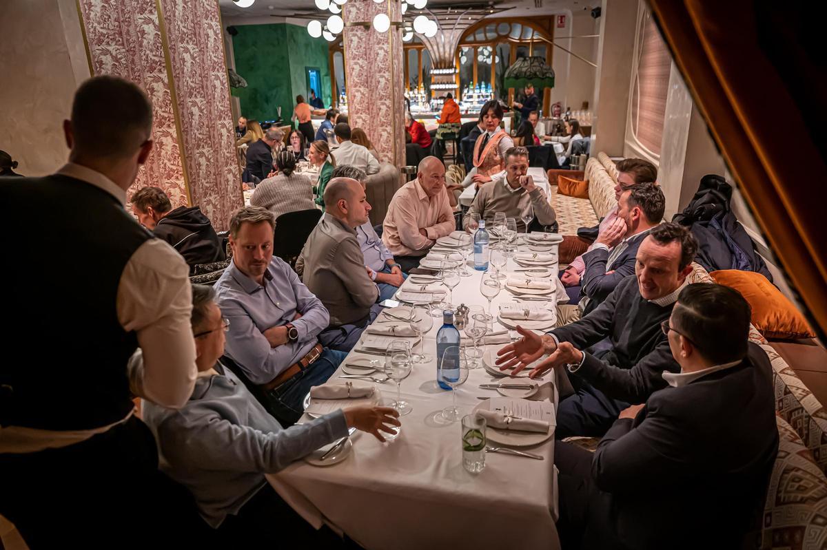 Congresistas cenando en el restaurante Jacqueline's de la calle de Tuset durante el MWC de 2023.