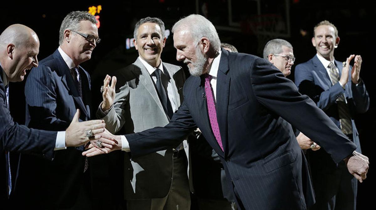 El entrenador de los Spurs, Gregg Popovich, celebra con sus asistentes la conquista de la Liga 2013-2014 durante la entrega de los anillos a los campeones.