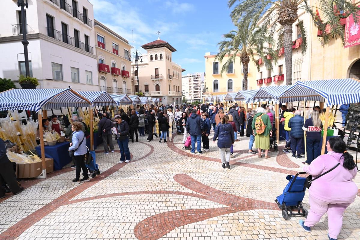 Un momento del mercado de palma blanca en la Plaça de Baix este viernes