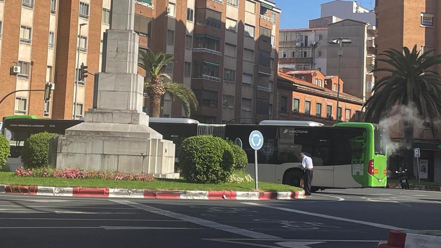 Un autobús de la línea que lleva a los universitarios en Cáceres se avería en la Cruz de los Caídos