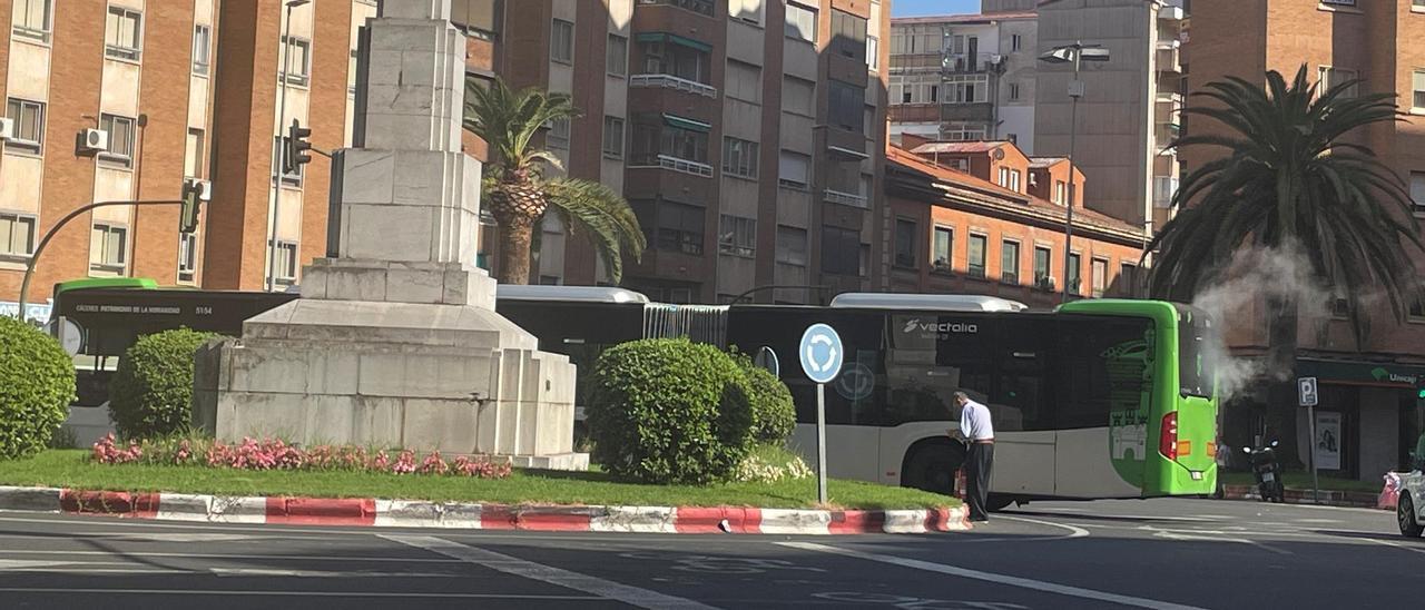 Imagen del autobús averiado en mitad de la glorieta de la Cruz de los Caídos.