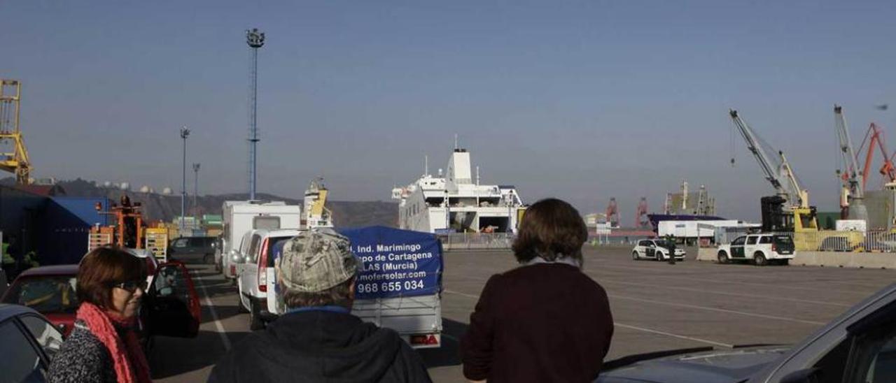 Pasajeros esperando para embarcar en el puerto de El Musel con destino a Poole.