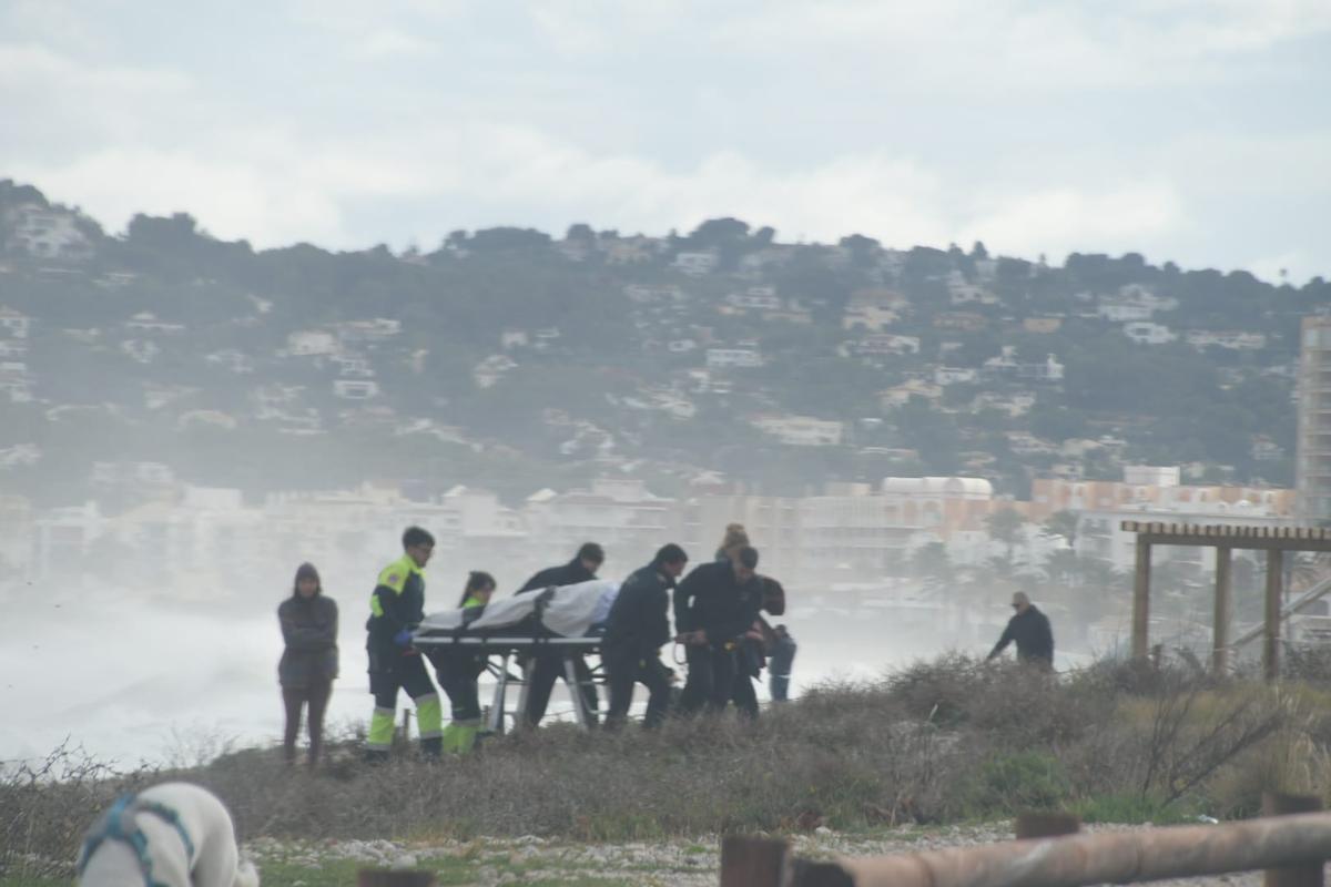 Otra imagen del rescate del surfista de unos 30 años