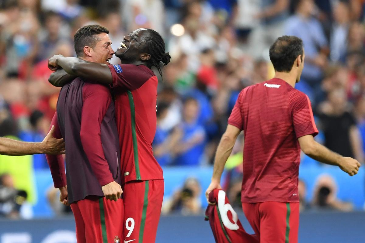 Cristiano Ronaldo, lesionado, celebra con Éder, autor del gol, la victoria en el partido final de la Eurocopa 2016