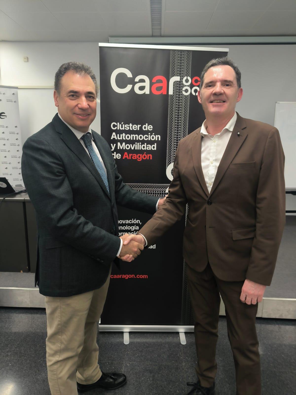 Benito Tesier y Juan Carlos Dueñas, se estrechan la mano para simbolizar el relevo en la presidencia del clúster del automóvil de Aragón.