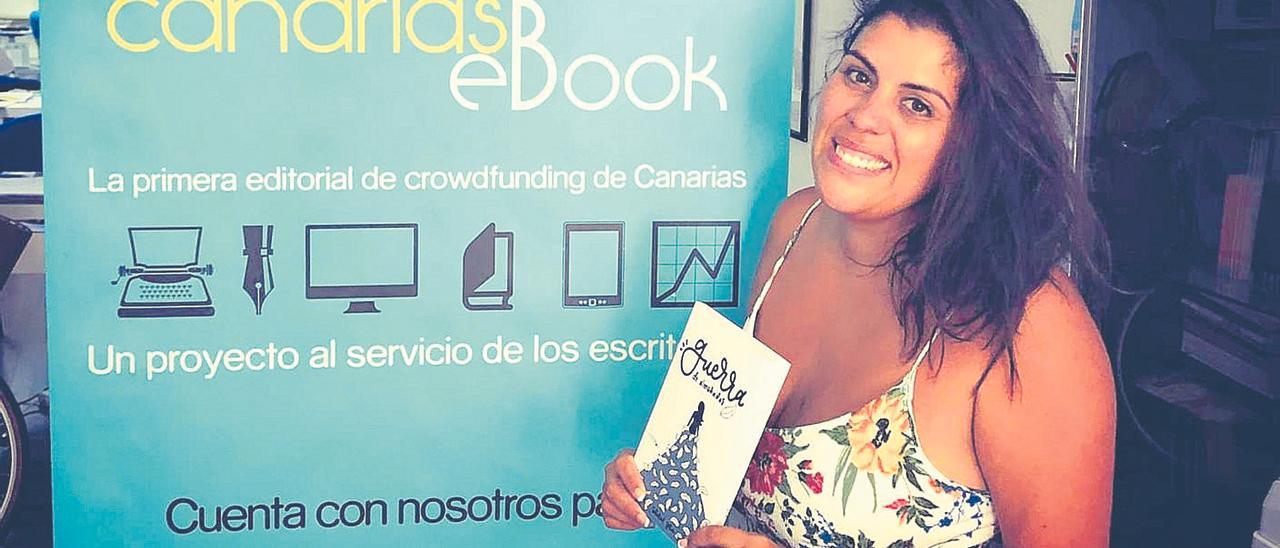 Soledad Salim con un ejemplar de su libro ‘Guerra de almohadas’ en la caseta de Canariasebook en la pasada Feria del Libro de Las Palmas.