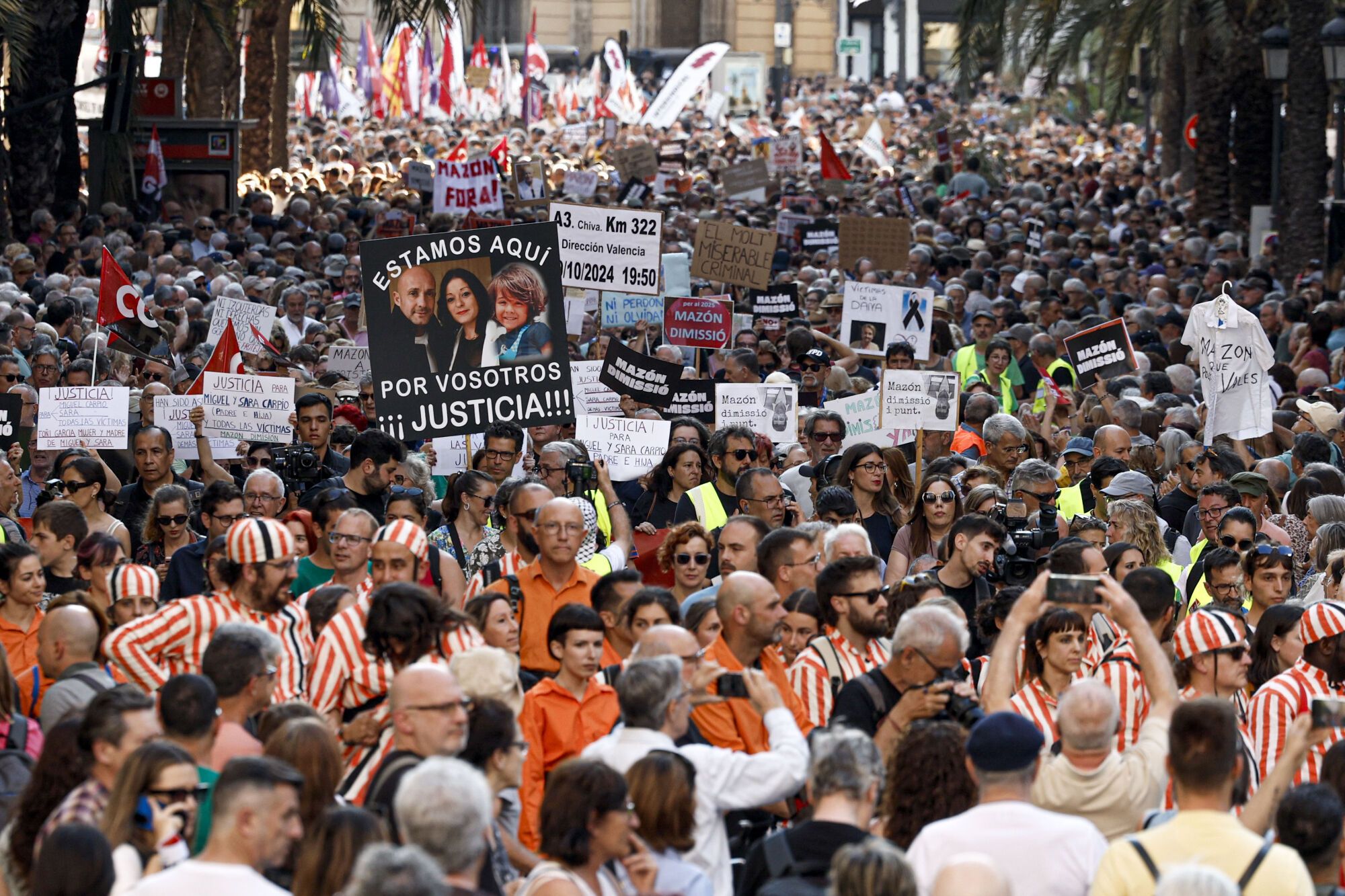 GRAFCVA7842. VALÈNCIA, 29/05/2025.- La séptima manifestación para pedir la dimisión del president de la Generalitat, Carlos Mazón, por su gestión de la dana del 29 de octubre, convocada por más de 200 entidades cívicas, sociales y sindicales, junto con las asociaciones de víctimas de la dana y los comités locales de emergencia y reconstrucción, reclama, en el día en el que se cumplen siete meses de la tragedia, "un trato digno para las personas afectadas, verdad y justicia". EFE/Biel Aliño