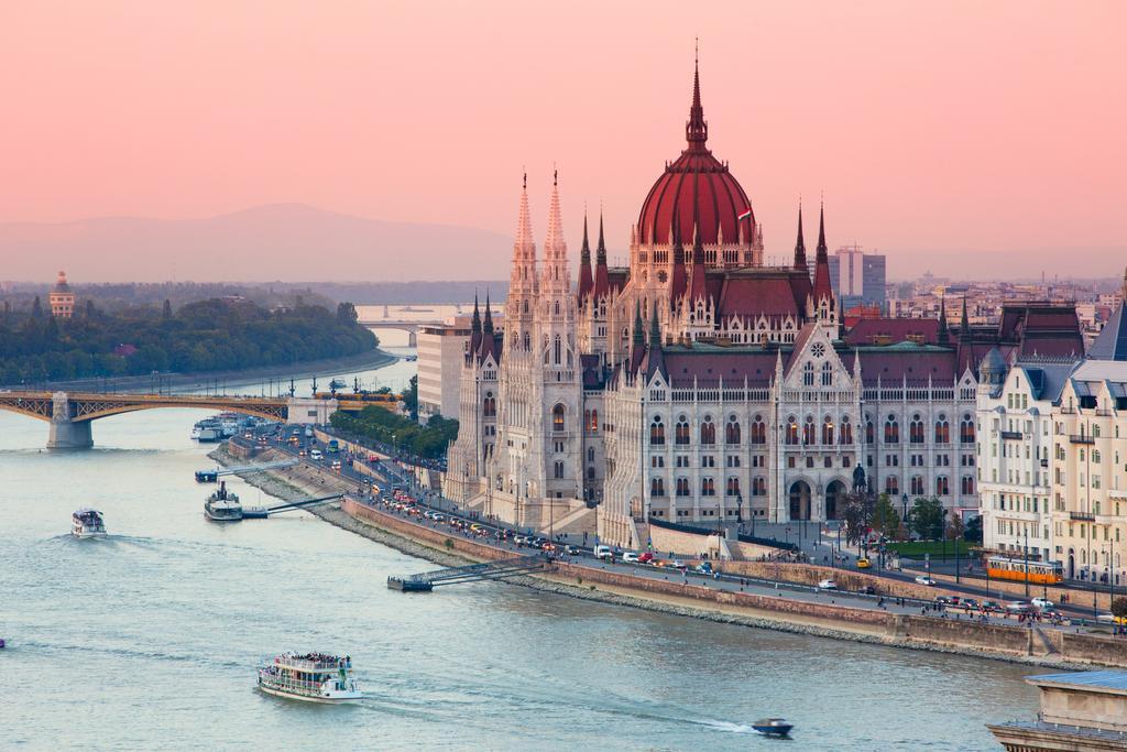 El famoso parlamento de Budapest al atardecer