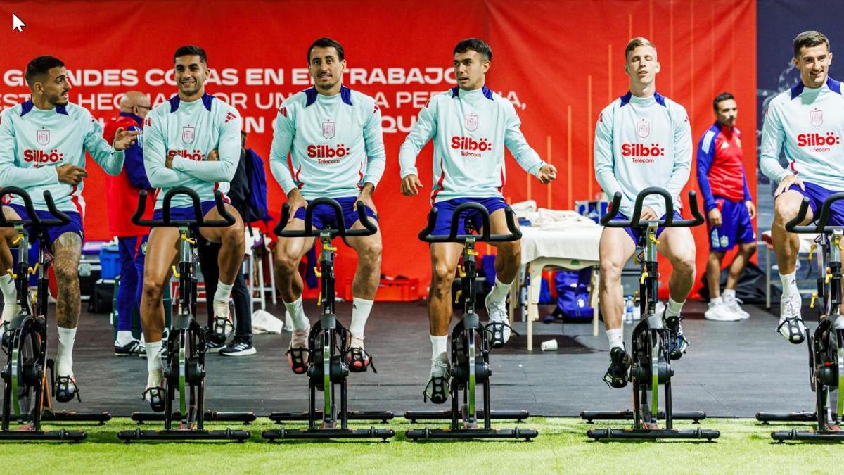 Jugadores de la selección calientan en las bicicletas estáticas en Alemania