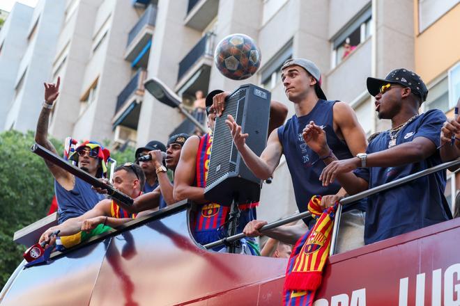 ¡De locos! Las mejores imágenes de una ciudad entregada al Barça