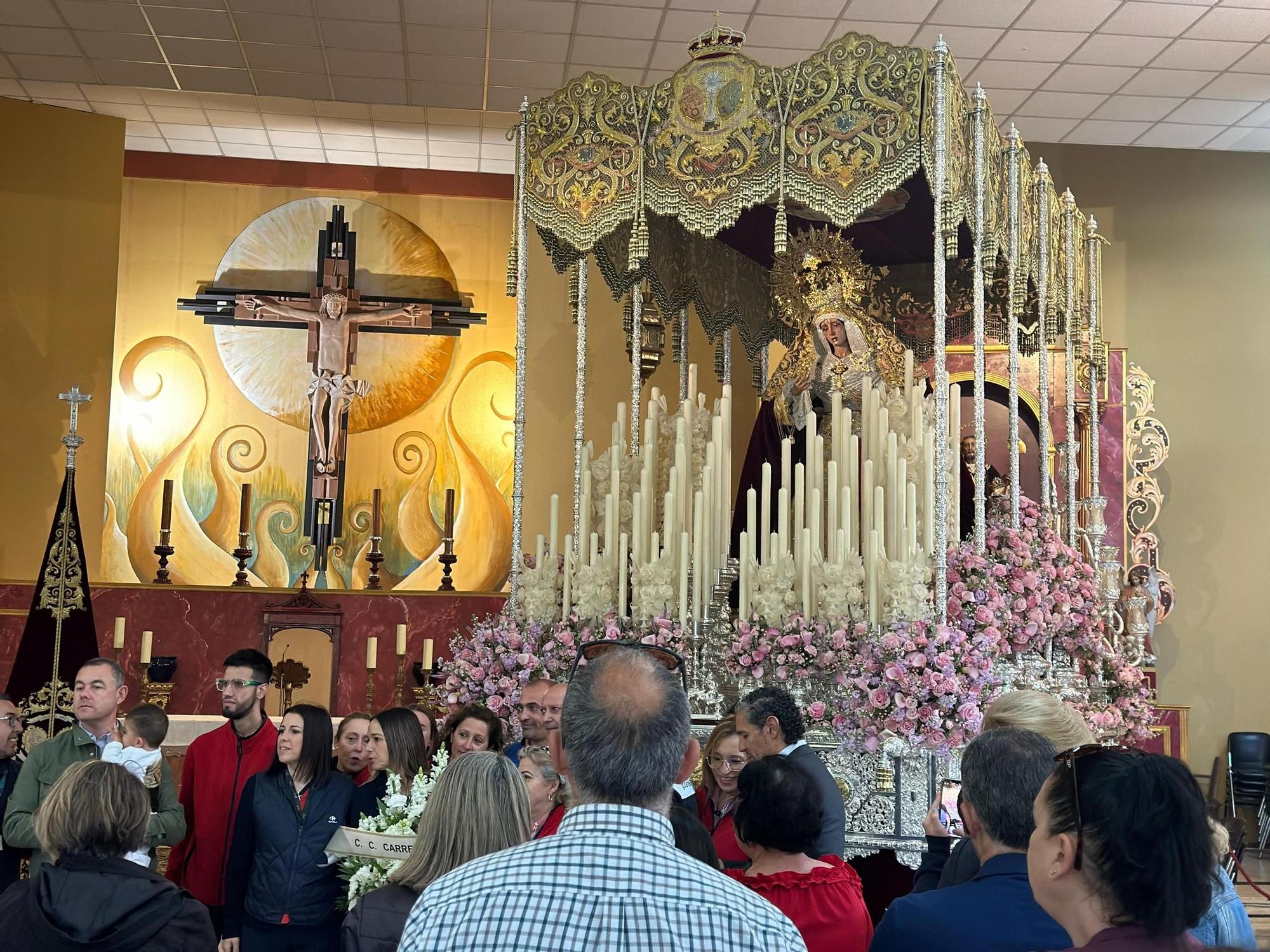 Interior de la Parroquia de San Isidro Labrador, llena de gente desde las 10.15 de la mañana, cuando ha terminado la misa.