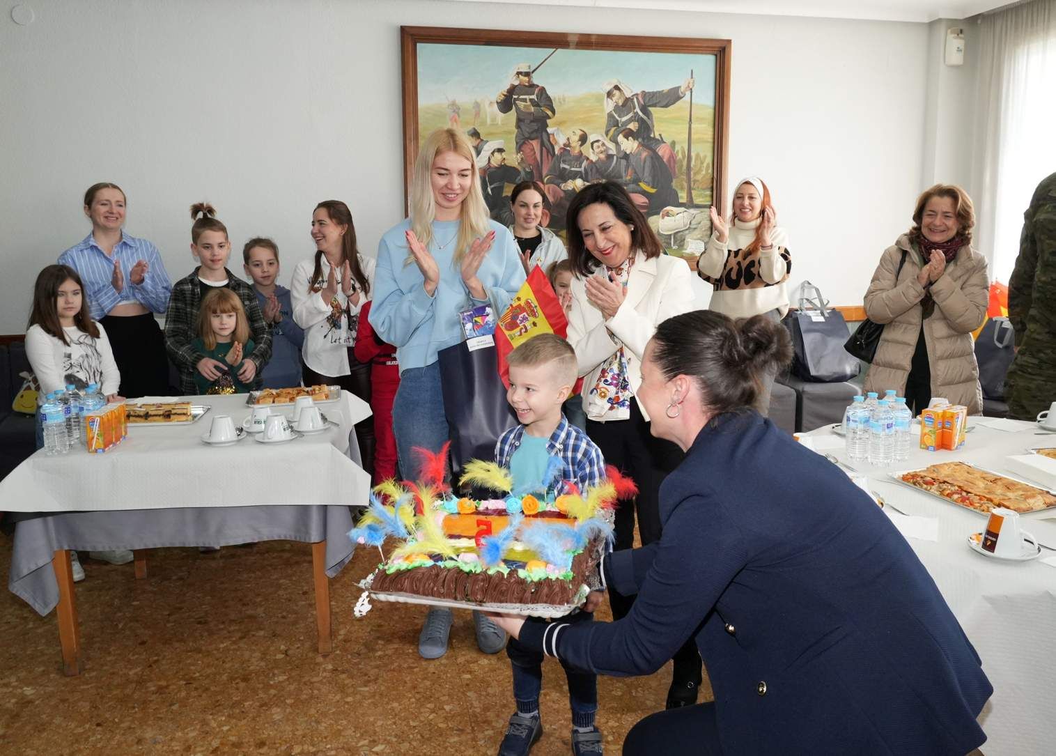 La ministra de Defensa, Margarita Robles, visita en Castelló a las familias de combatientes ucranianos de la misión de ayuda humanitaria.