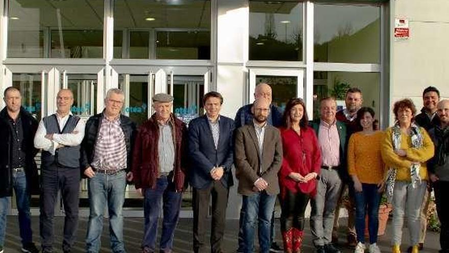 Iván Aitor Lucas, sexto por la izquierda, junto a José Luis Álvarez Almeida y empresarios turísticos de la región.