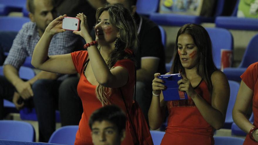 Aficionadas en el España-Macedonia en el Ciutat de València.